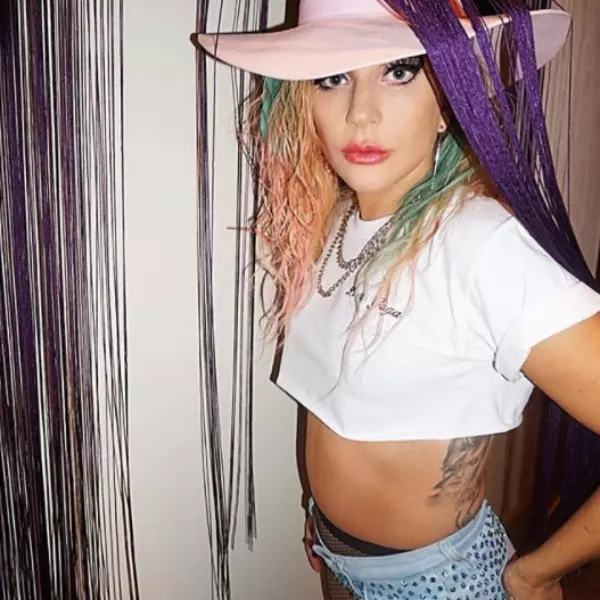 超萌！一名 Lady Gaga 男孩粉絲寫信給聖誕老人　威脅要「這個禮物」讓網友笑翻！
