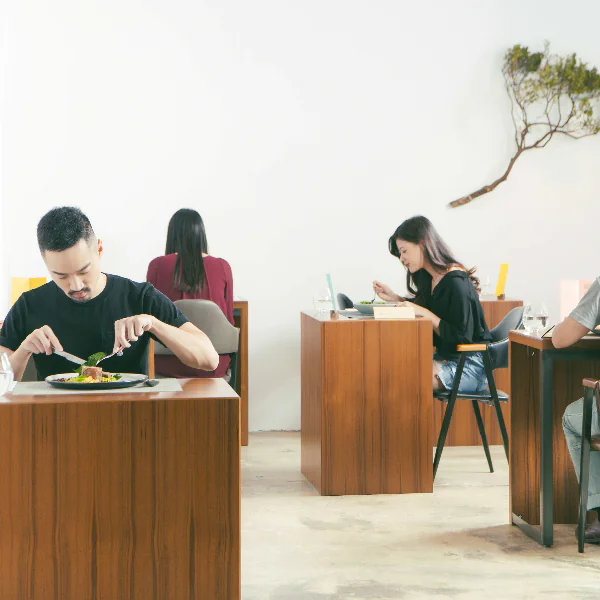 就算是情侶來也要被拆散！「一人餐桌」與自己共進晚餐，是時候跟全世界說分手了