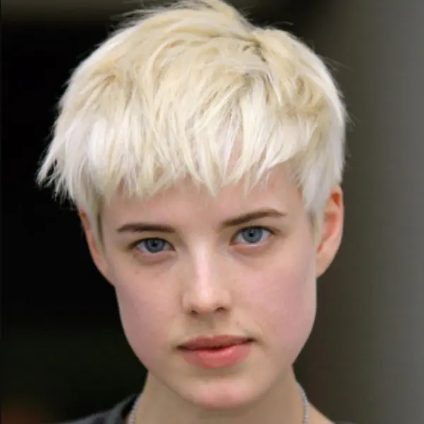 還記得超帥女模 Agyness Deyn 嗎？為愛消失 5 年現在她再度以中性造型復出！