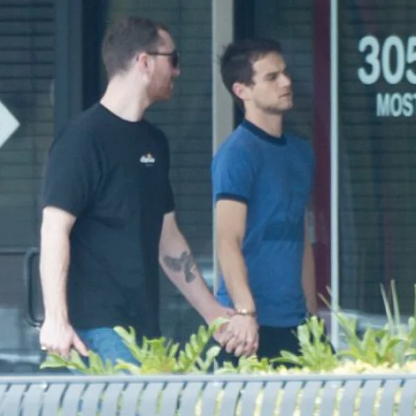 進展迅速！山姆史密斯拜訪男友家人　與《漢娜的遺言》Brandon Flynn 直接牽手放閃！