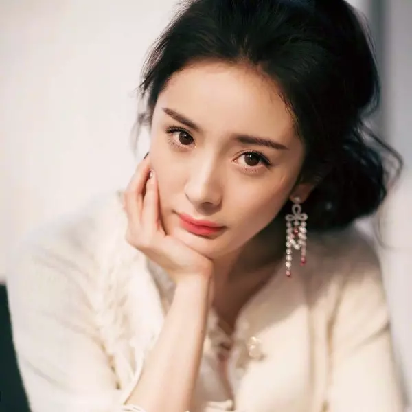 腿怎麼這麼長！「街拍女王」楊冪《最新穿搭》小短裙領「年度之星」！
