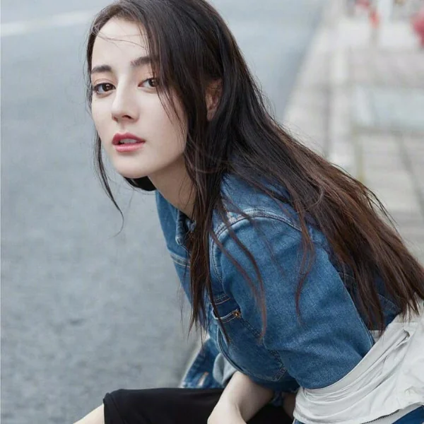 脫塵美顔！迪麗熱巴《最新穿搭》新電影發布會發「超可愛」三連拍！