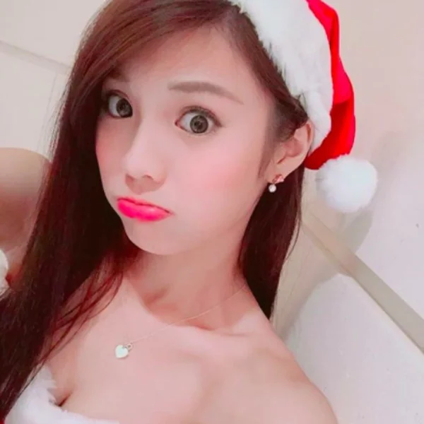 反骨甜心「琳妲」爆乳聖誕裝大秀曼妙身材，網友：把聖誕老公公還給我