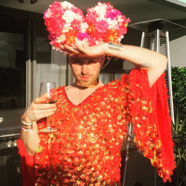 超騷！山姆史密斯瘋狂穿女裝跨年　《漢娜的遺言》男友 Brandon Flynn 也變辣妹！
