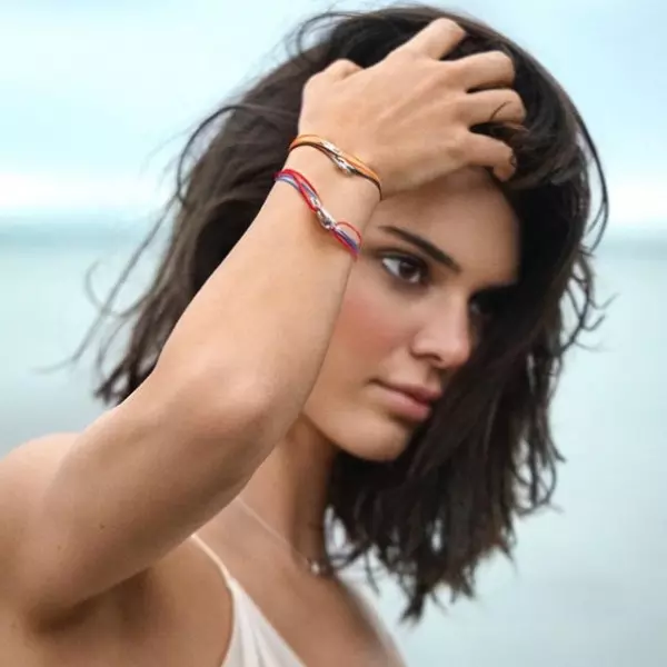 全家都當媽？Kendall Jenner 肚子大被謠傳懷孕　新生代超模這樣反擊！