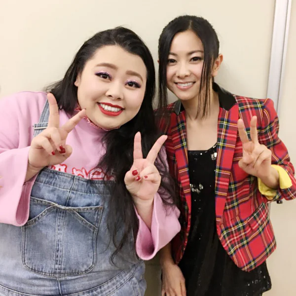 超紅諧星！渡邊直美協力主持紅白　與 TWICE 合照「大腿差距」引網友驚呼！