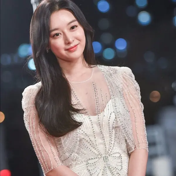 太甜蜜！金智媛「披王妃婚紗」與朴敘俊 同台領KBS演技大賞 ！