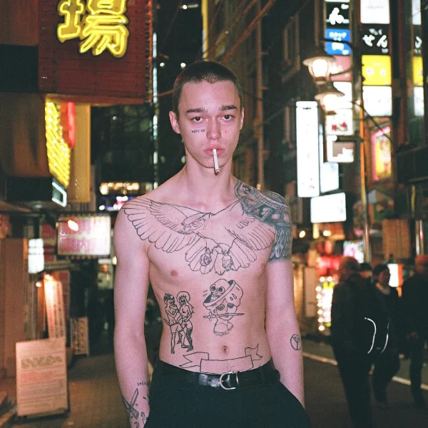 【口袋掏天菜】戰鬥民族也產厭世男模？ 跩臉照狂圈 20 萬粉絲！