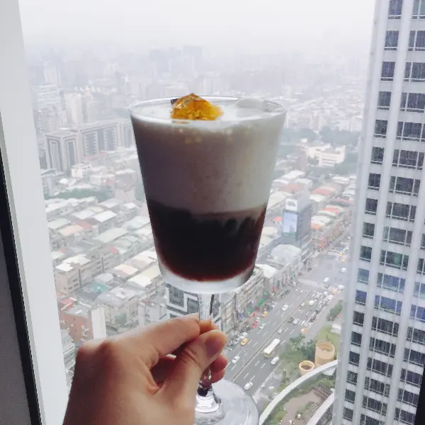可以吃的西洋棋？W飯店翻轉傳統與「亞米‧海因」推出聯名下午茶，知名藝術品竟變甜點！