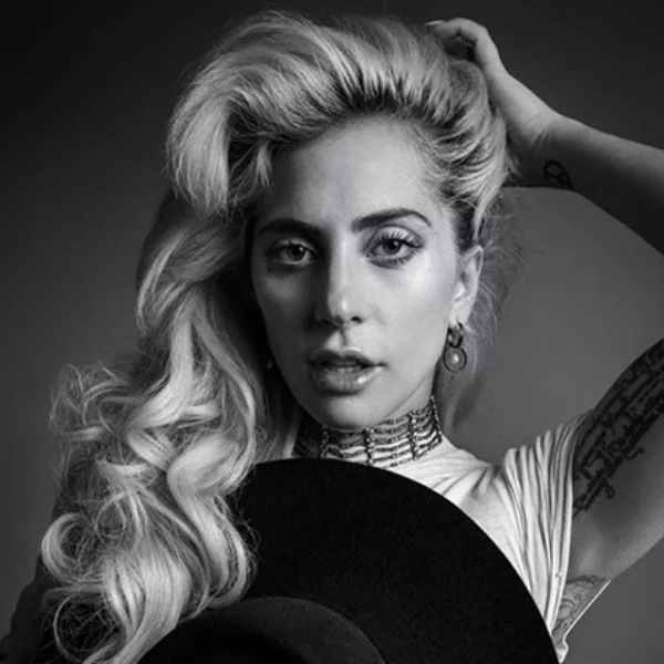 Lady Gaga放送裸臀照！粉絲驚呼：身材又更好了！流鼻血！