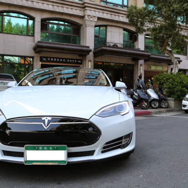 神醜！加上這三個字的車牌 TESLA、Gogoro立馬變復古三輪車