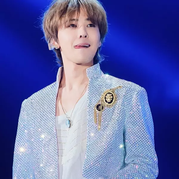 太帥！GD 入伍前最後演唱會上， 腳穿「這雙」Nike復古潮鞋！