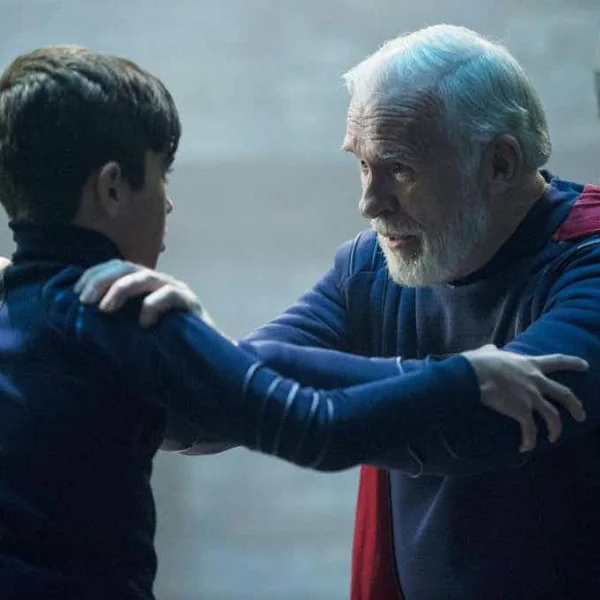 DC 超人前傳電視影集《Krypton》劇照公開，超人阿公凸肚登場成為另類焦點！