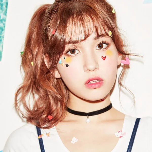 少女心爆棚！韓國 16歲「維他命混血女孩」昭彌Somi 「愛心裝」亮相超可愛！