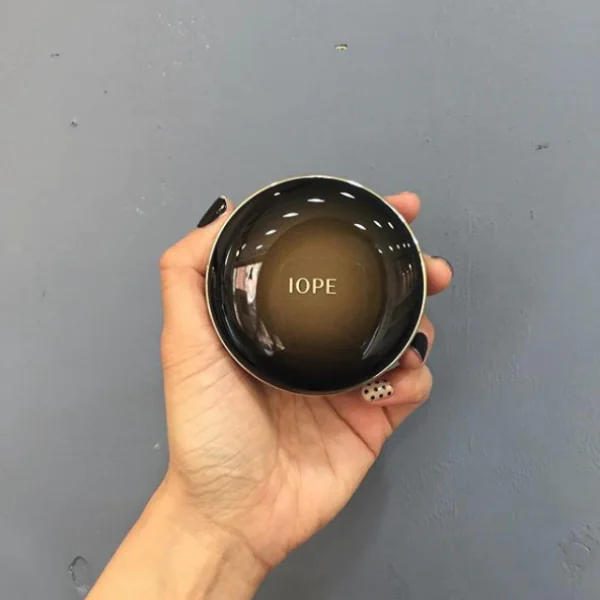 即拍即喝水？韓國氣墊霸王 IOPE 推出「頂級松露氣墊粉底」拍出童顏肌！