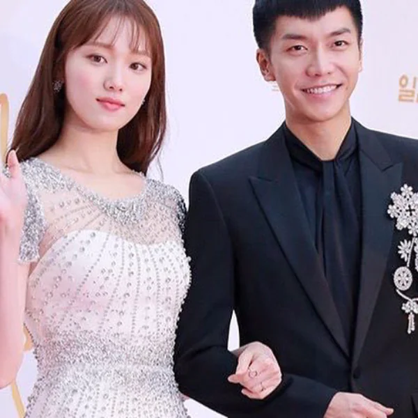 太好看！「最美妖精」李聖經披婚紗與「超狂悟空」李昇基連袂主持金唱片獎！