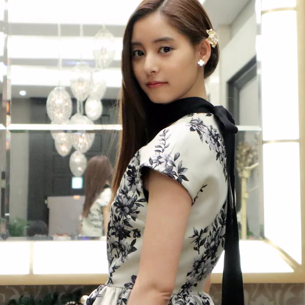 致命之吻！「百億少女」 新木優子華服登場，與「No.1牛郎」山崎賢人打造強檔日劇！