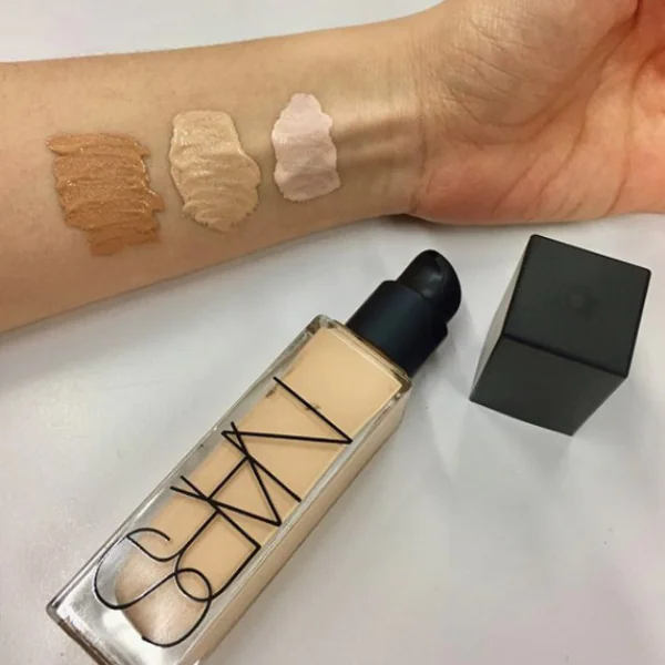 一粒米真的用全臉！ NARS 「全新亮顏粉底液」遮瑕、保濕、超服貼！小編：是精華液吧...