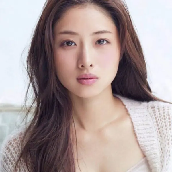今天開播！石原聰美《不自然》扮法醫，幕後穿著時尚與「他」甜笑合照好開心！