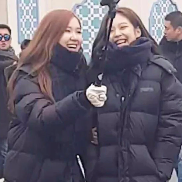 超級潮！ BLACKPINK 「羽絨衣秀球鞋」遊樂園拍《BLACKPINK HOUSE》好興奮！