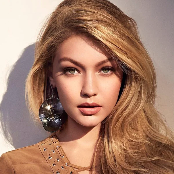 超時尚！超模 Gigi Hadid 引領風潮腳穿「這雙」銀色球鞋逛街！美到不行！