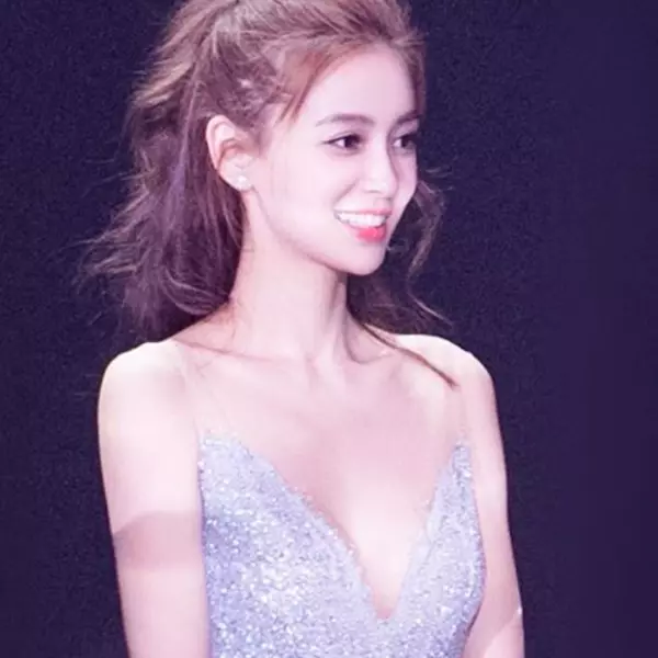 秀雪乳！Angelababy 深V夢幻禮服出席微博之夜！超美尺度大開！