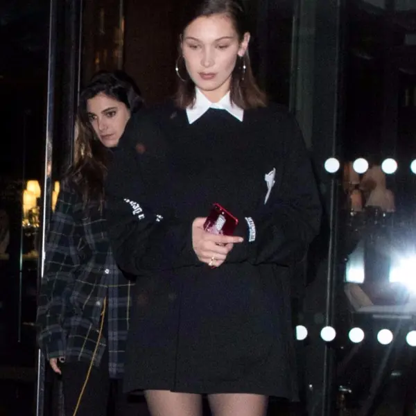 好有型！超模Bella Hadid 「 暗黑棺材裝」 亮相，提前著用Off-White玻璃鞋！