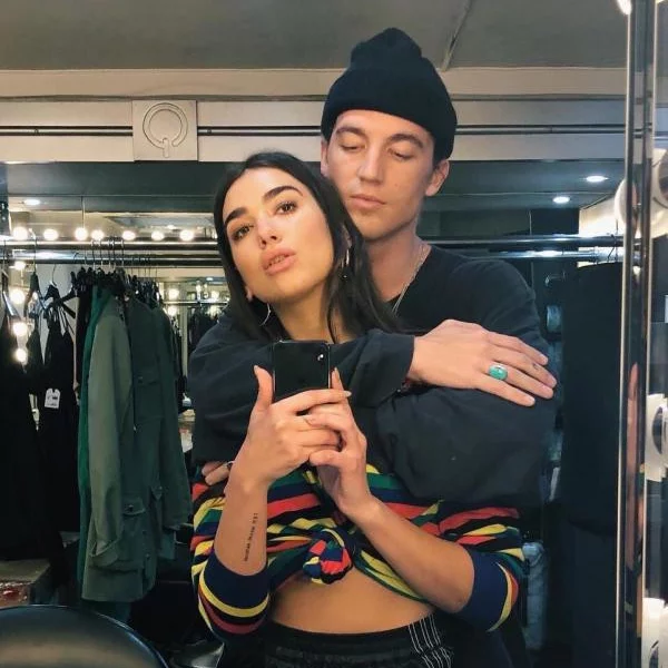 桃花運超旺！Dua Lipa 與交往 5 個月男友分手　立刻就聯絡上前任！