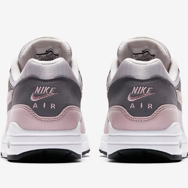 經典鞋款甜度全面升級！ Nike 釋出少女專屬「 Air Max 1 柔和粉」配色！   網友：上面寫著我的名字！