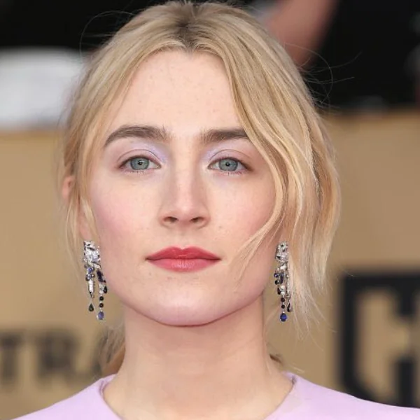 《淑女鳥》正妹 Saoirse Ronan 玩選男友遊戲　卻讓網友爆笑：她絕對是蕾絲邊！