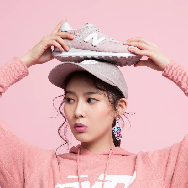 打造專屬的女性魅力 全新New Balance 574 Woman Essential 系列 用色彩釋放甜美外表下的獨立靈魂 成為街頭上眾所注目的焦點