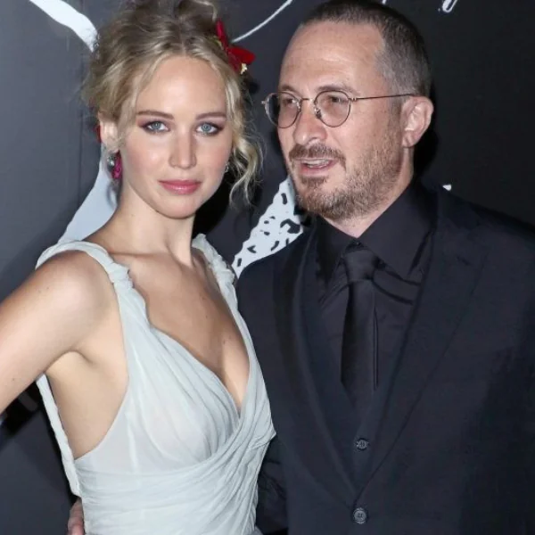 越找越年輕！小珍妮佛 48 歲導演前男友　與 26 歲名模 Suki Waterhouse 私下約會！