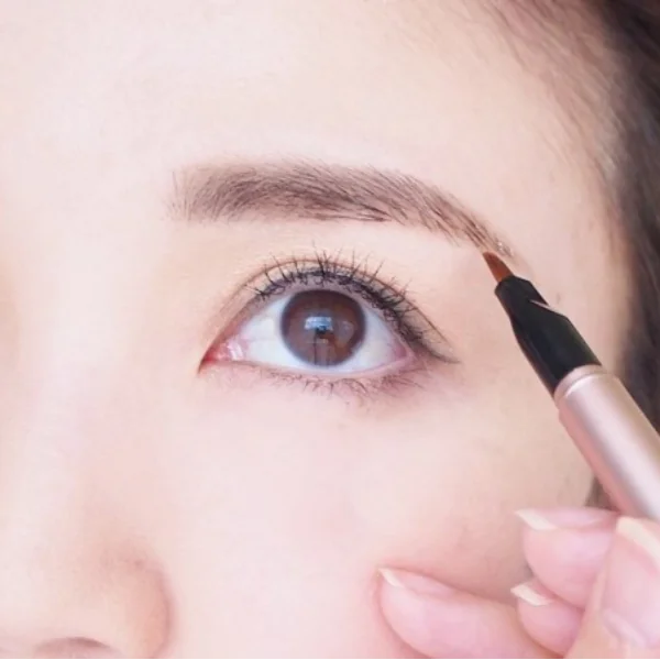 根本是自己的眉毛啊？日本狂推「人工眉彩」只要 5 秒重拾「濃密眉型」！