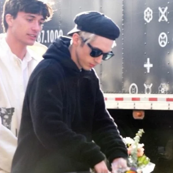 雙面人？澳洲美男 Troye Sivan 拿到粉絲獻花　下一刻竟被抓包火速丟進垃圾桶！