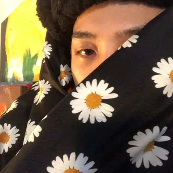 〔春搭良品〕滿版小花設計超俏皮！權志龍 IG 秀的行頭竟然是PEACEMINUSONE 最新單品
