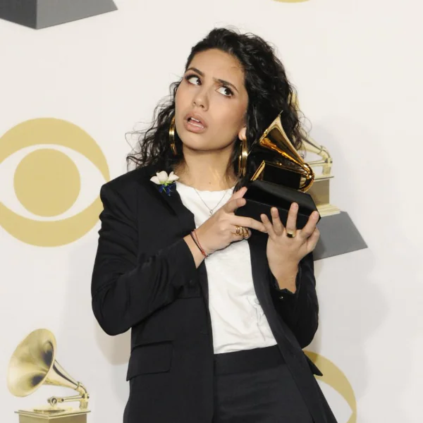 21 歲加拿大才女 Alessia Cara 勇奪葛萊美最佳新人　不僅是鐵肺歌手還超會模仿！