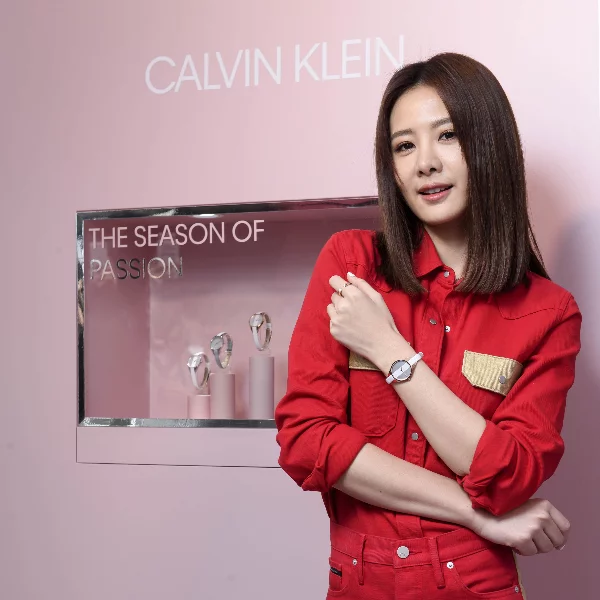 安心亞與 CALVIN KLEIN 的粉紅戀愛線索！安心亞、邱澤直呼：「想談戀愛！」首推浪漫情人節對錶！