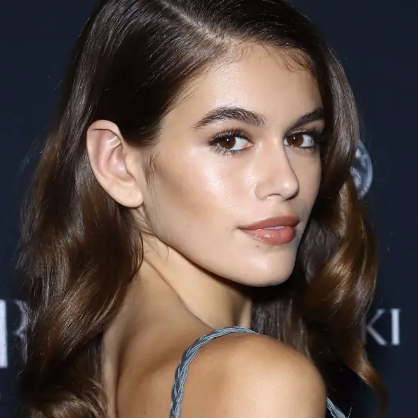 不科學！16歲「11頭身超模」Kaia Gerber 穿櫻桃洋裝約會！好漂亮！