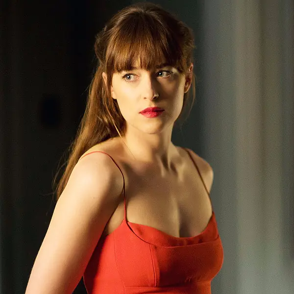 少女心！「格雷女」Dakota Johnson 迷你裙上節目，美麗長腿露出「夢幻刺青」！