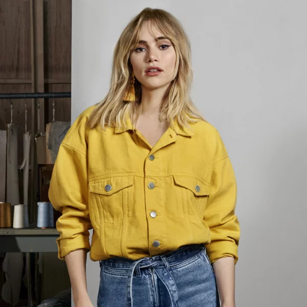與英國新生代演員 Suki Waterhouse、名模 Anaïs Gallagher 及 Adonis Bosso 一同展現人人皆愛的丹寧風采