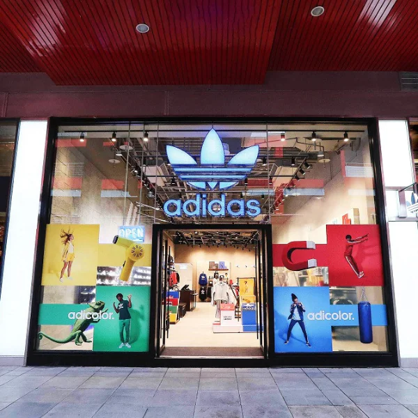 實在太狂！adidas Originals 東西空降兩大潮流基地！    網友：看完電影潮一波！