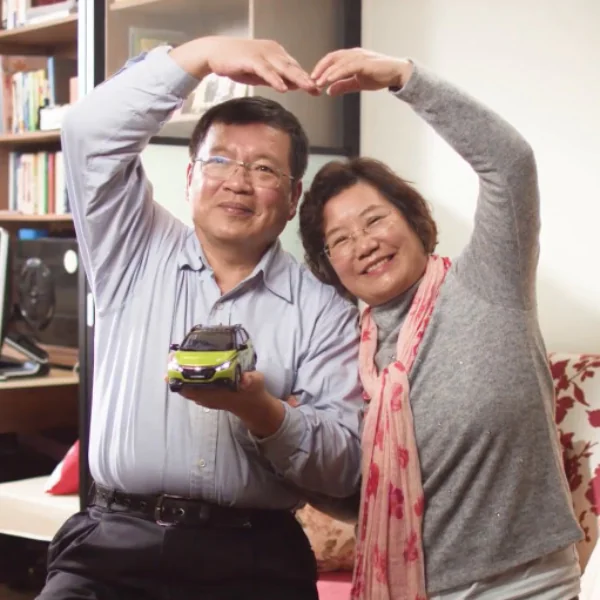 真正的「探險活寶」在此！年過50的超恩愛夫妻檔，看他們維繫熱情、帶著愛車去冒險！