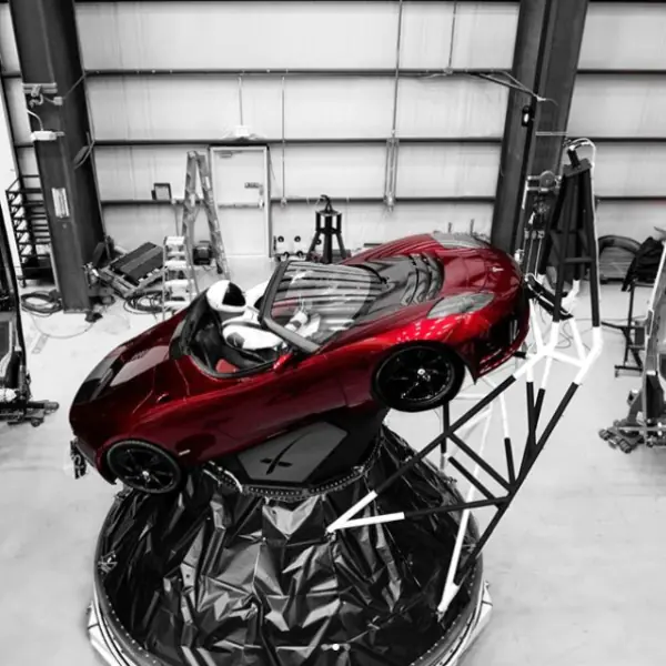 「鋼鐵人」伊隆馬斯克發射特斯拉跑車上太空　宇宙播放「這首歌」創造音樂神話！