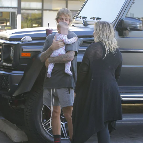 未來奶爸！小賈斯汀成超級暖男　主動抱起粉絲的小嬰兒逗弄玩耍！