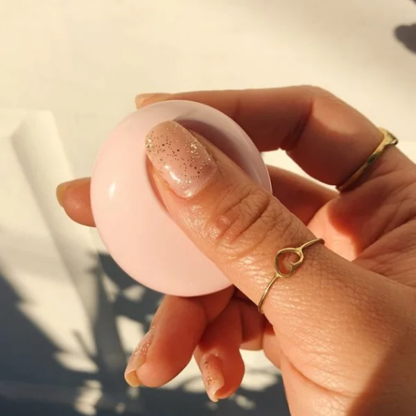 一手可以掌握的香氣！這款香膏讓你有再多一個理由愛上 Glossier！