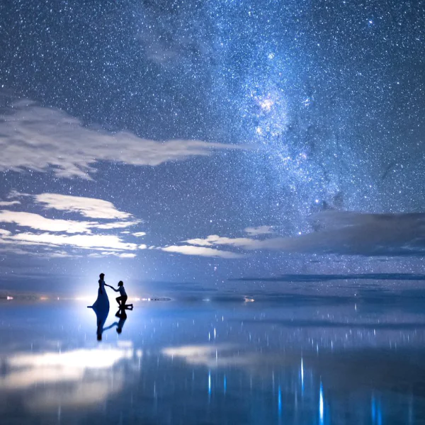 史上最美的求婚！世界童話奇景「天空之鏡」星空踩在你腳下，浪漫求婚照被網友狂讚