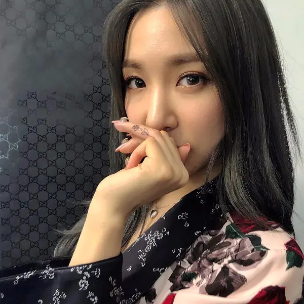 改行當刺青師？少女時代Tiffany秀「唯美刺青」，居然還幫人刺青！