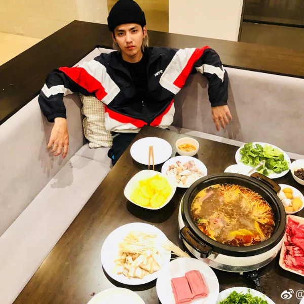 大明星也「曬年夜飯」！吳亦凡的圍爐大餐都吃了些什麼？