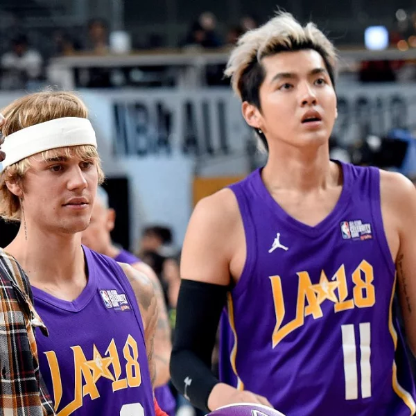 兩大偶像！小賈斯汀參加 NBA 全明星名人賽　罕見與吳亦凡同坐聊天！