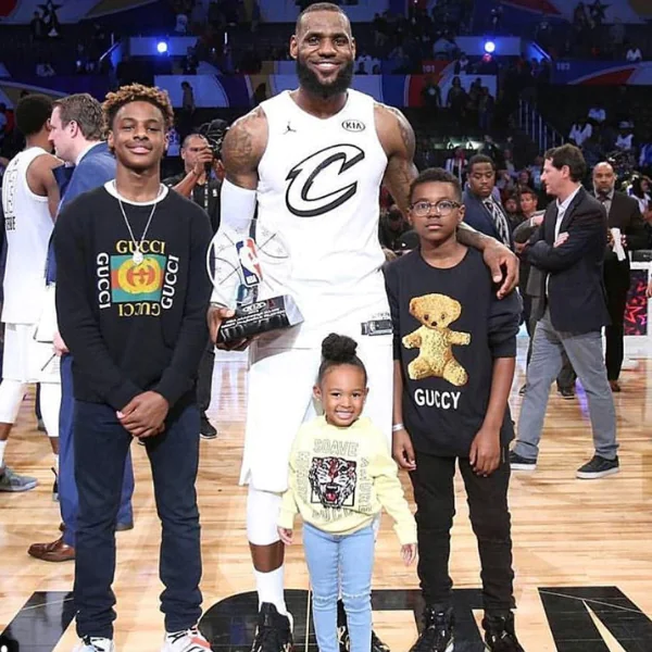 得分全場最高！詹皇腳踩 LeBron 15 「最新聯名鞋款」獲頒明星賽 MVP
